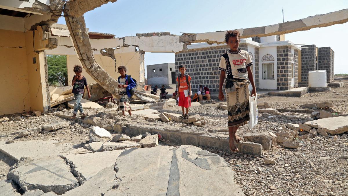 Cientos de niños de la provincia de Hodeida, en Yemen, han retomado el curso escolar en su país haciendo clases al aire libre, al encontrarse las escuelas prácticamente destruidas por la guerra.