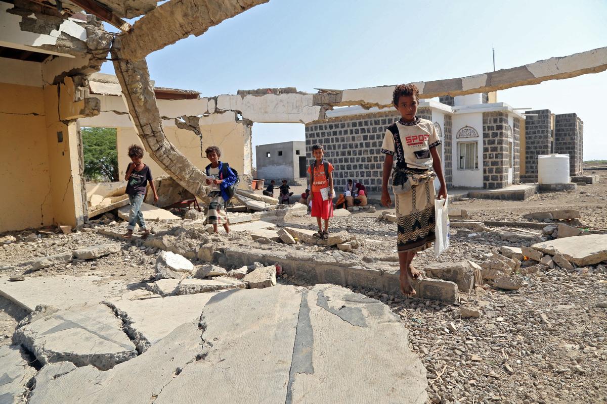 Cientos de niños de la provincia de Hodeida, en Yemen, han retomado el curso escolar en su país haciendo clases al aire libre, al encontrarse las escuelas prácticamente destruidas por la guerra.