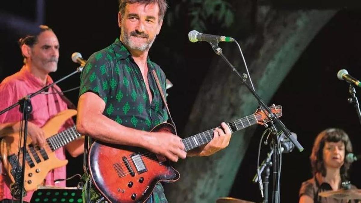Òscar Briz toca la guitarra Godin LGX SA, una de las dos sustraídas, en una actuación reciente.