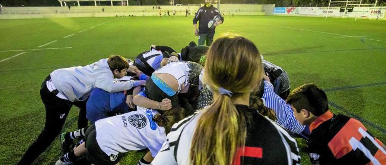 Jóvenes de El Toro Rugby Club, el pasado miércoles, durante un entreno.