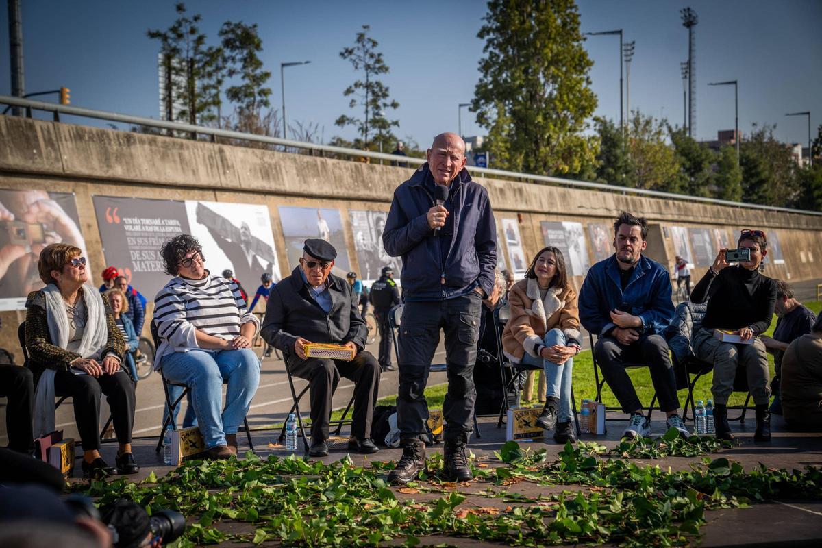 Sebastiao Salgado, durante su intervención. Catalunya Mirades Solidàries ha celebrado un homenaje póstumo al fotógrafo Joan Guerrero en Santa Coloma de Gramenet. La asociación ha inaugurado una exposición de Guerrero en el Parc Fluvial del Besòs y ha entregado el I Premio Joan Guerrero al fotógrafo brasileño Sebastiao Salgado. Sebastiao Salgado, durante su intervención. Catalunya Mirades Solidàries ha celebrado un homenaje póstumo al fotógrafo Joan Guerrero en Santa Coloma de Gramenet. La asociación ha inaugurado una exposición de Guerrero en el Parc Fluvial del Besòs y ha entregado el I Premio Joan Guerrero al fotógrafo brasileño Sebastiao Salgado.
