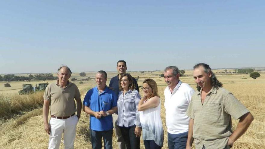 Milagros Marcos junto a Martín Pozo, Castro y representantes agrarios.