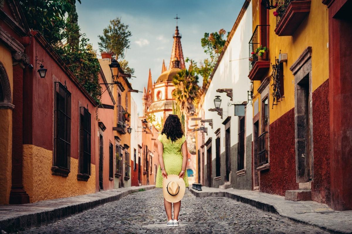 Despertamos desde una preciosa ciudad mexicana situada en el estado de Guanajuato. Es San Miguel de Allende, en la que su pasado colonial, que se puede percibir en muchas de sus edificaciones, convive con su más pura esencia mexicana. A esta ciudad la envuelve una intensa vida cultural y artística, que la ha convertido en Patrimonio Cultural de la Humanidad de la Unesco.