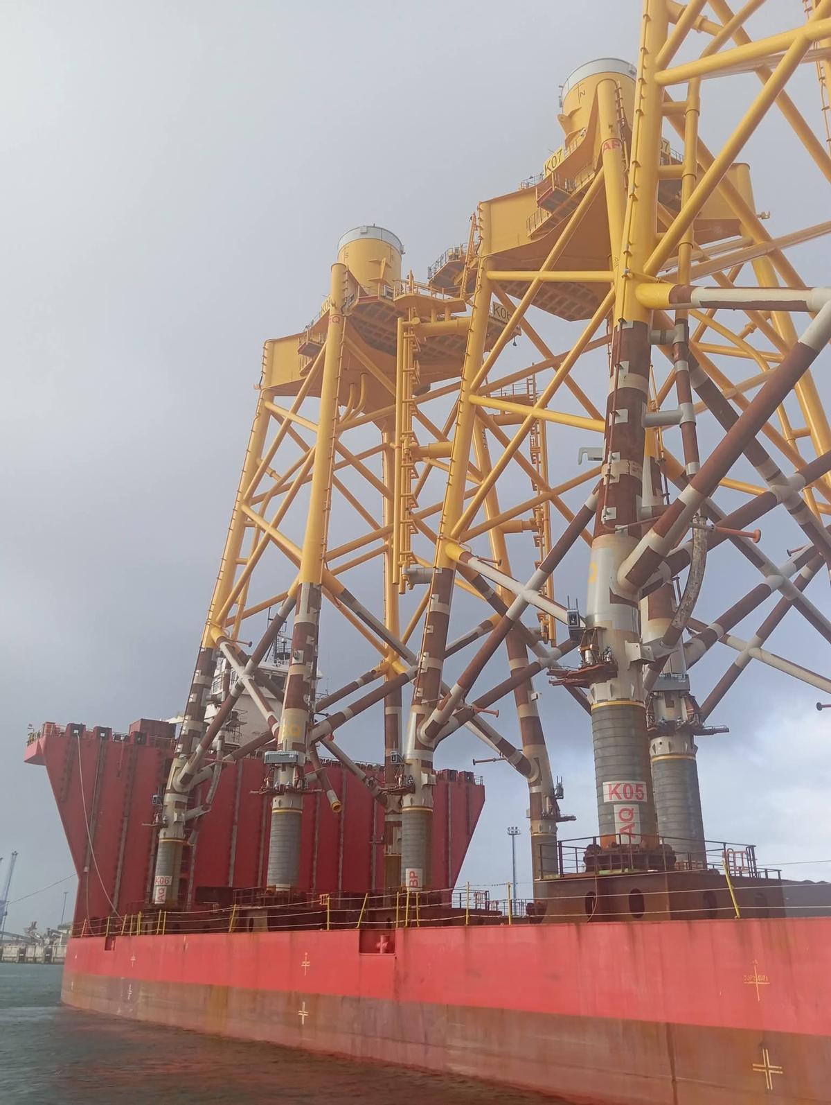 Vista en detalle de varios de los "jackets" cargados en el "Seaway Albatross", de arribada en El Musel.