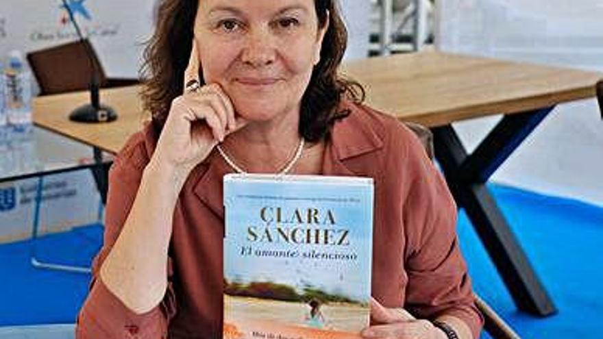 La escritora Clara Sánchez, ayer en la Feria del Libro.