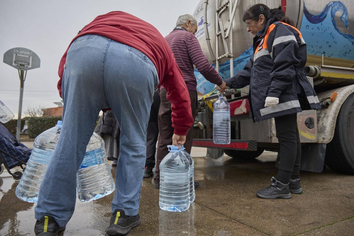 20260122 Veins de Sils agafen aigua potable d´un camió cisterna a causa que per culpa del temporal Harry, no tenen aigua potable a les llars.