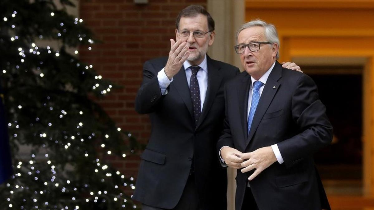 El presidente de la Comisión Europea, Jean-Claude Juncker, recibido por Mariano Rajoy antes de su reunión en la Moncloa