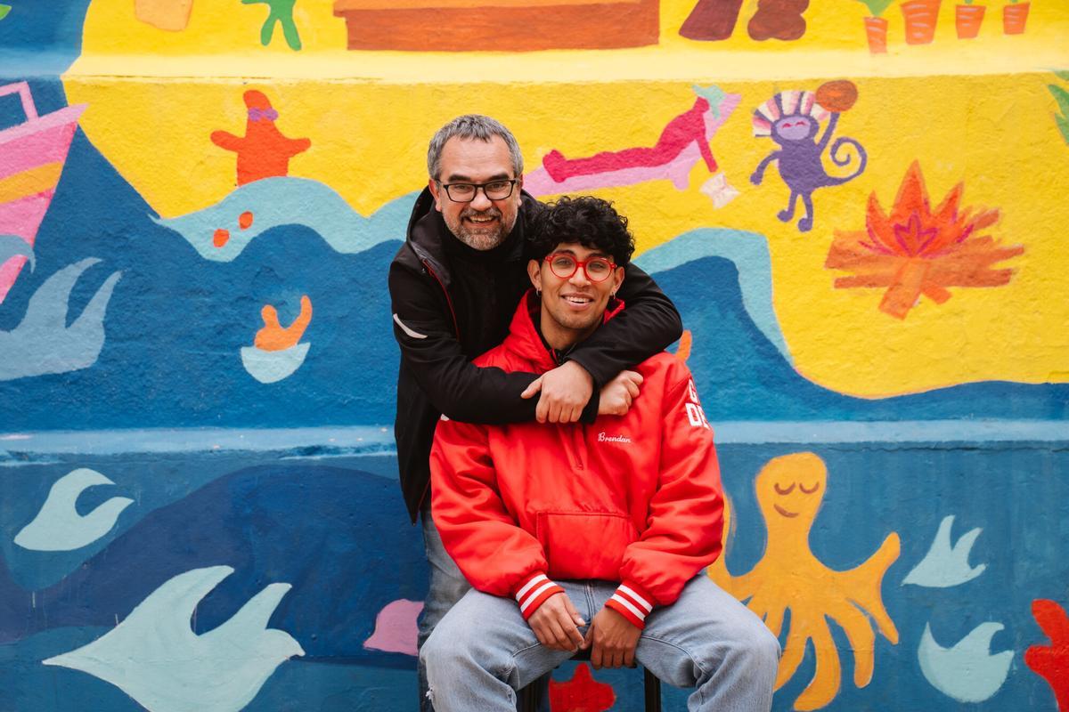 Eduardo Hernanz, educador, junto a Sebas, miembro de la Fundación Balia, en la sede en Madrid.