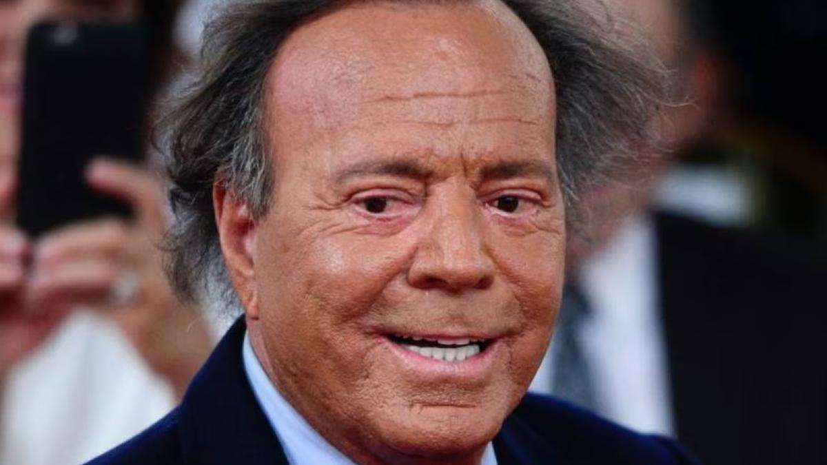Julio Iglesias, acusado de depredador sexual en su casa de RD y Bahamas.
