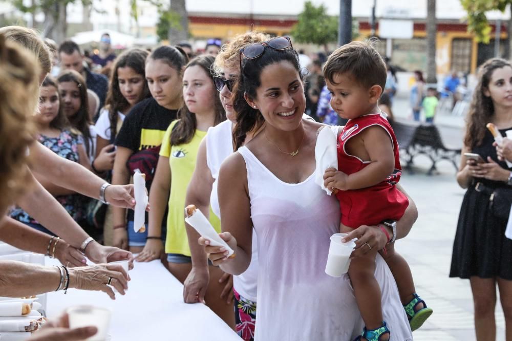 Cientos de personas acudieron ayer a Sant Antoni para celebrar las fiestas patronales con música, arte y comida