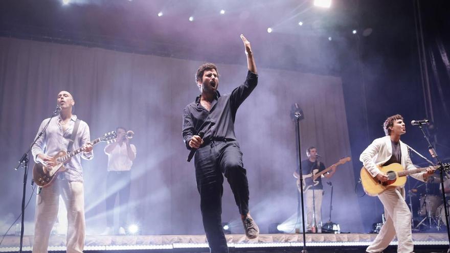 El escenario de La Ería se prepara para cantar a pleno pulmón con «Taburete»
