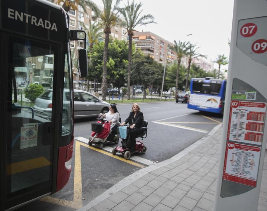 Las mujeres, que tienen problemas de movilidad, se han puesto frente al autobús durante casi una hora en la parada de Óscar Esplá