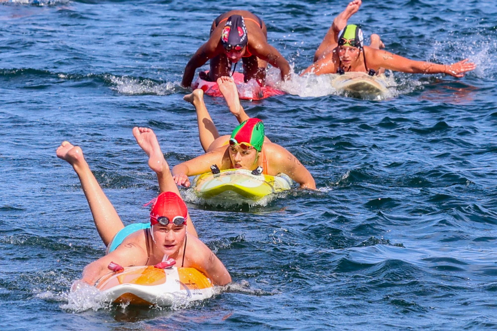 El salvamento llena de espectáculo deportivo la playa de A Concha