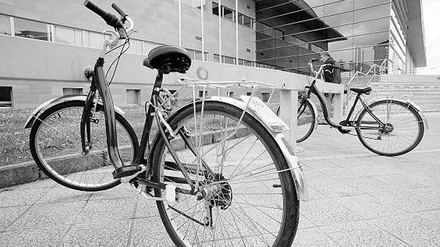 Bicicletas de alquiler aparcadas frente al polideportivo del Quirinal.