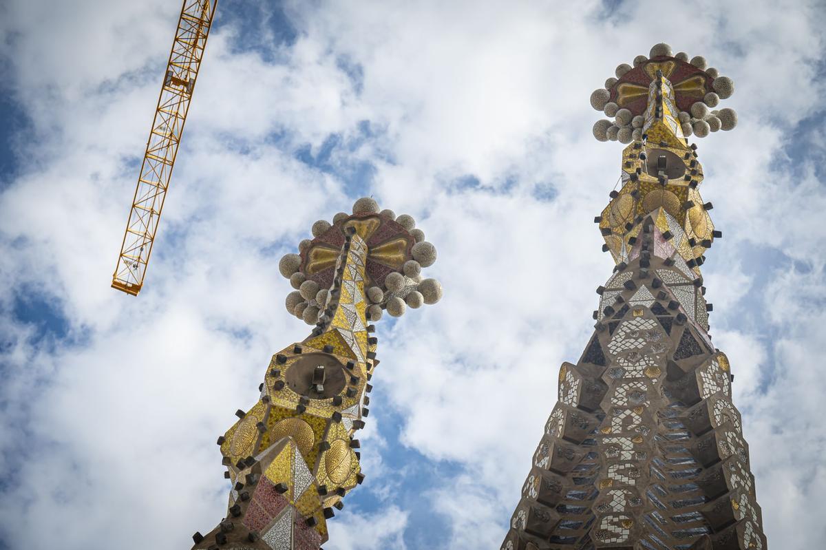 Dos colosales figuras de mármol griego de Thasos, el más blanco del mundo, aguardan a los pies del templo de la Sagrada Família para ser alzadas en octubre a la cima de las torres dedicadas a los evangelistas Juan y Mateo, la primera, como marca la tradición cristiana, un águila, y la segunda, con un esculpido que a veces confunde incluso a los más creyentes, con el aspecto de un hombre alado, sin que eso sea exactamente un ángel.