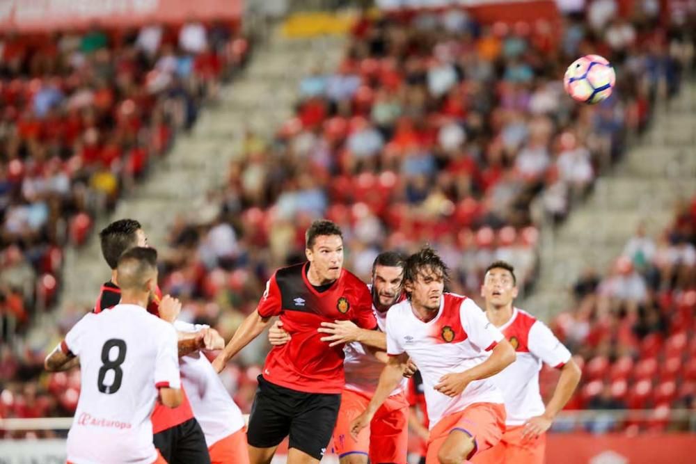 El Mallorca se abre en canal y entrega su trofeo