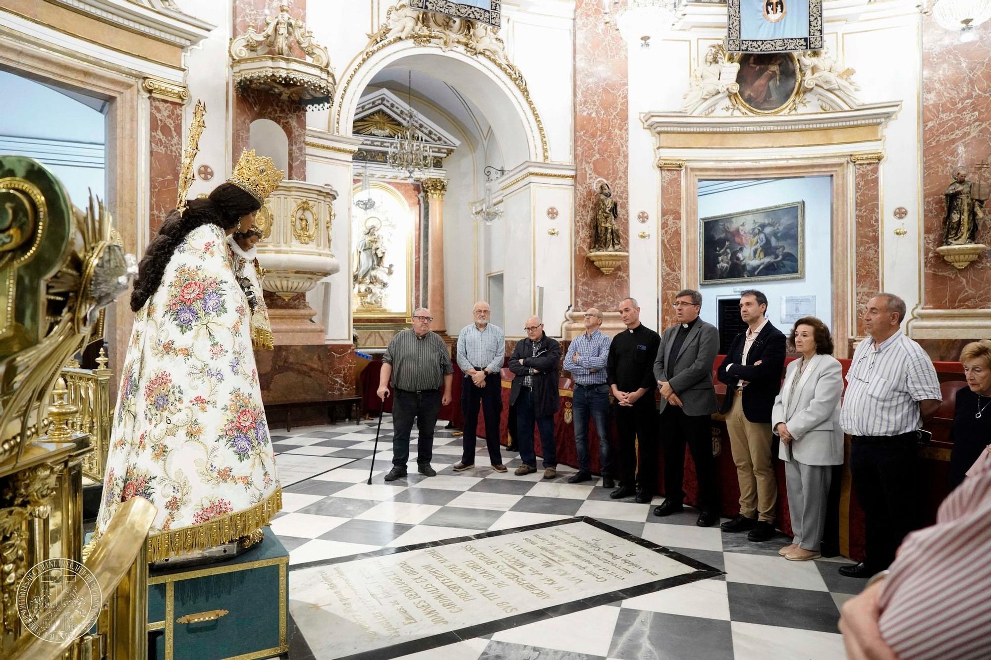 Así es el manto de la Virgen en el Besamanos, regalado por la falla Telefónica