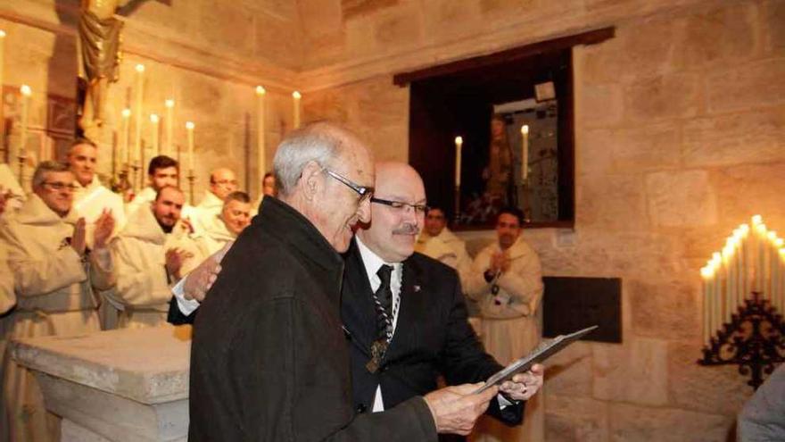 El abad Juan Antonio Haedo entrega un obsequio a Miguel Manzano.