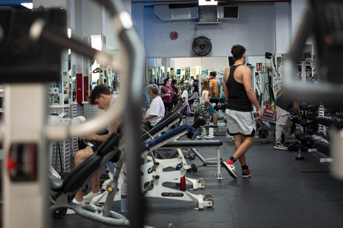 Personas entrenando en un gimnasio, una de las actividades más practicadas en Tenerife