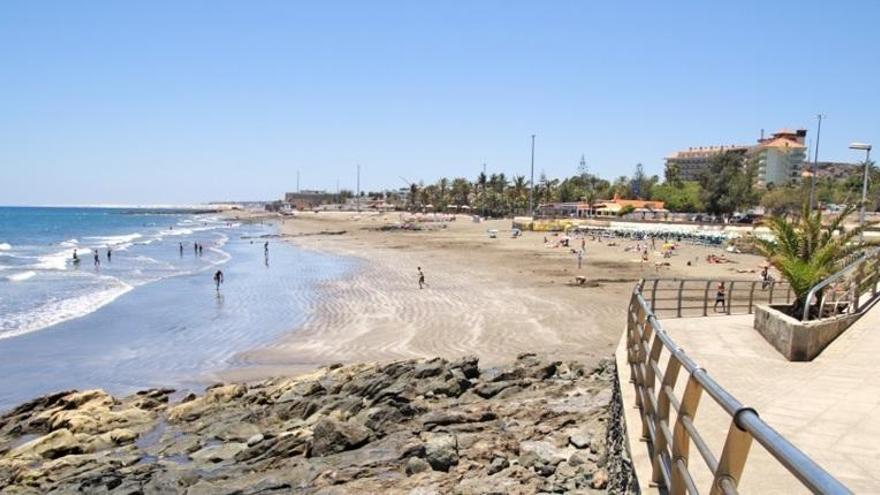 Grave una bañista en la playa de San Agustín