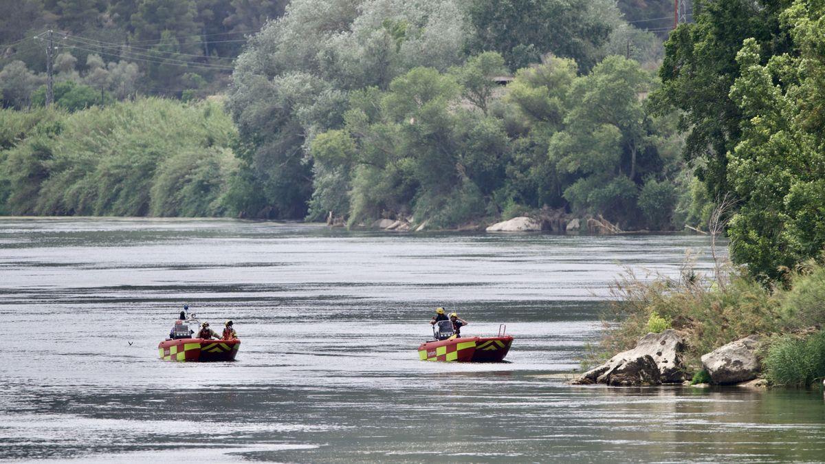 Operativo de búsqueda del chico de 15 años que ha desaparecido en el río Ebro en la playa del Arenal de Miravet