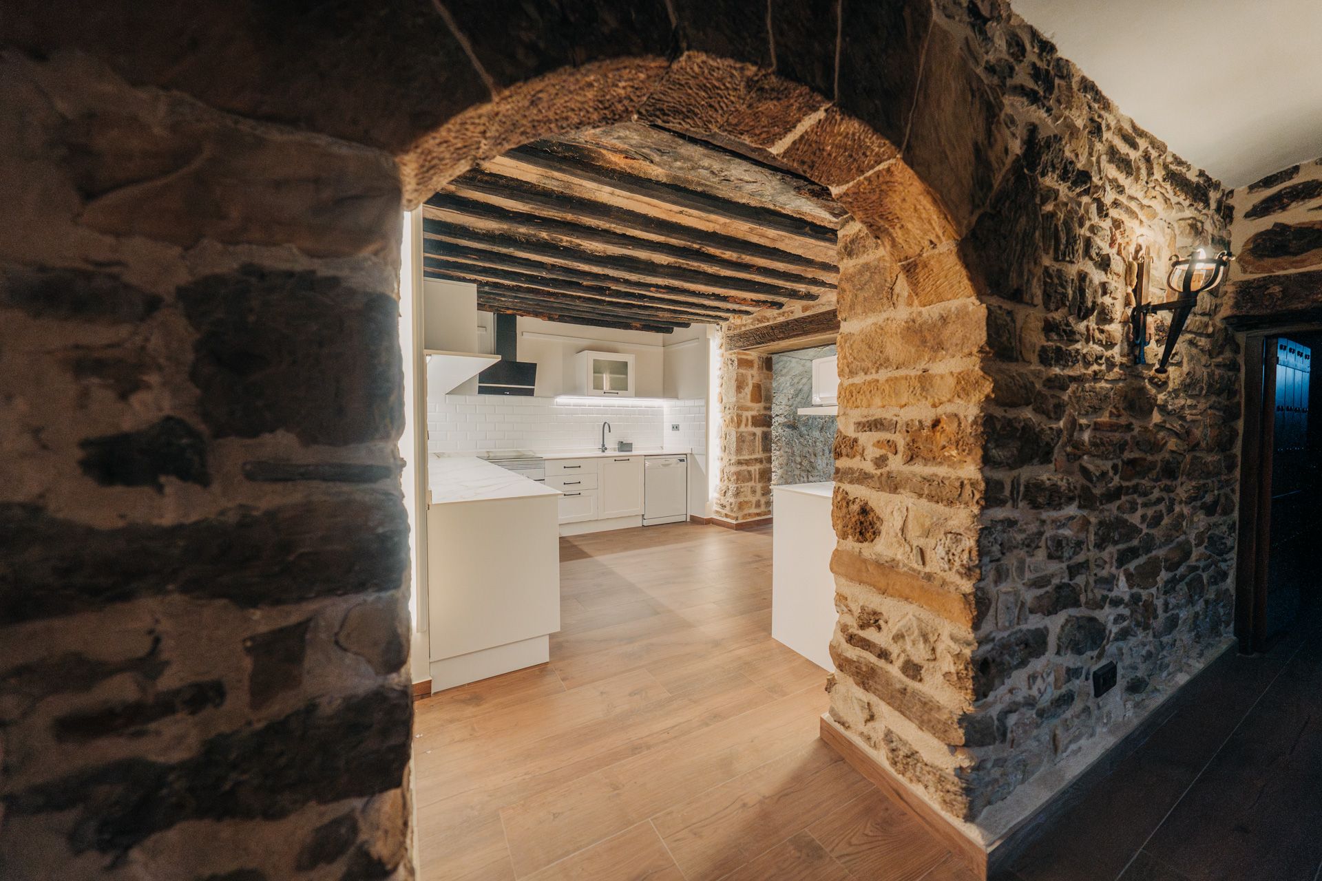 Así es por dentro Vinyes Bodega, una torre de vigilancia de la Edad Media reconvertida en casa rural