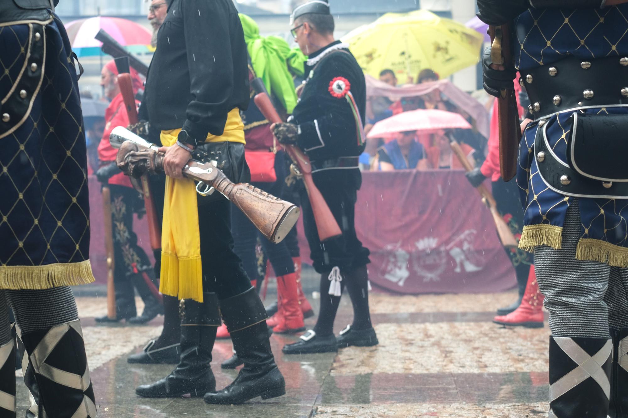 Los moros conquistan el castillo bajo la lluvia. Así ha sido la embajada mora de las fiestas de Elda