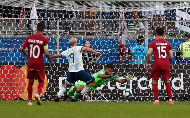 Sergio Agüero de Argentina dispara contra el portero de Qatar, Saad Sheeb, durante su partido de torneo de fútbol de Copa América en el Gremio Arena en Porto Alegre, Brasil.