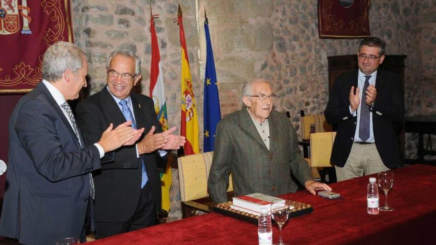 Por la izquierda, Del Río, Azpeitia, Bueno y Javier Díez Morrás, presidente de la Asociación Cultural Ayuela.