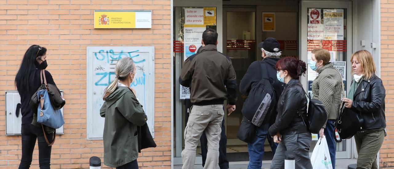 Varias personas en la puerta de una Oficina del Servicio Público de Empleo Estatal (SEPE).