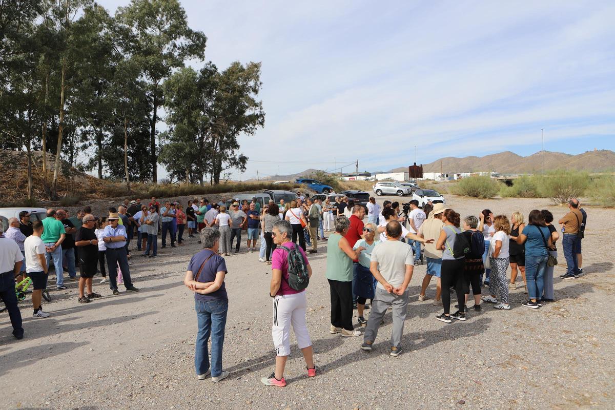Decenas de vecinos se reunían en la rambla de La Torrecilla.
