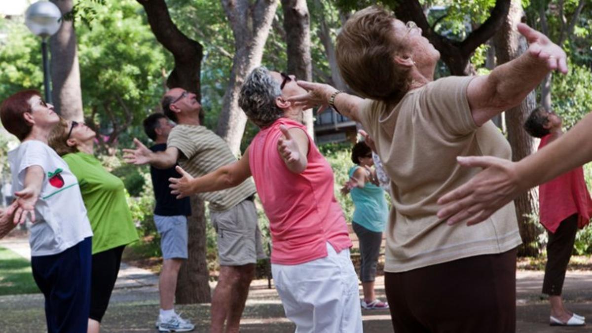 Asistentes a una sesión del programa 'Actívate en los parques'.