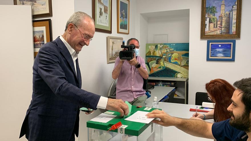 El alcalde de Málaga, Francisco de la Torre, vota el 19J.