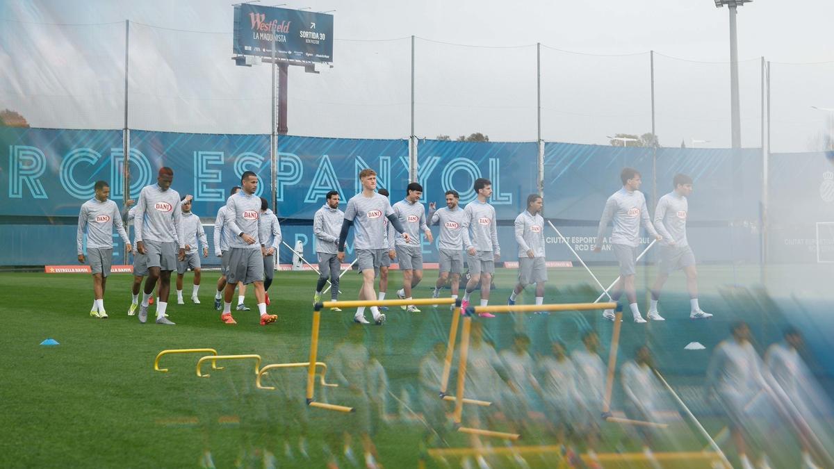 Los jugadores del Espanyol, en un entrenamiento en Sant Adrià.