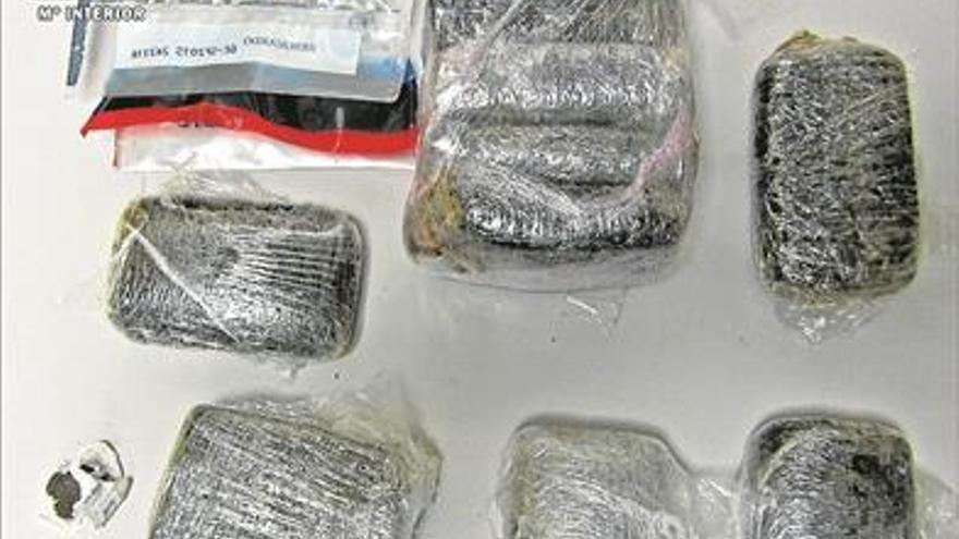 Detenidos tres hombres tras encontrar en su poder un kilo de hachís y marihuana