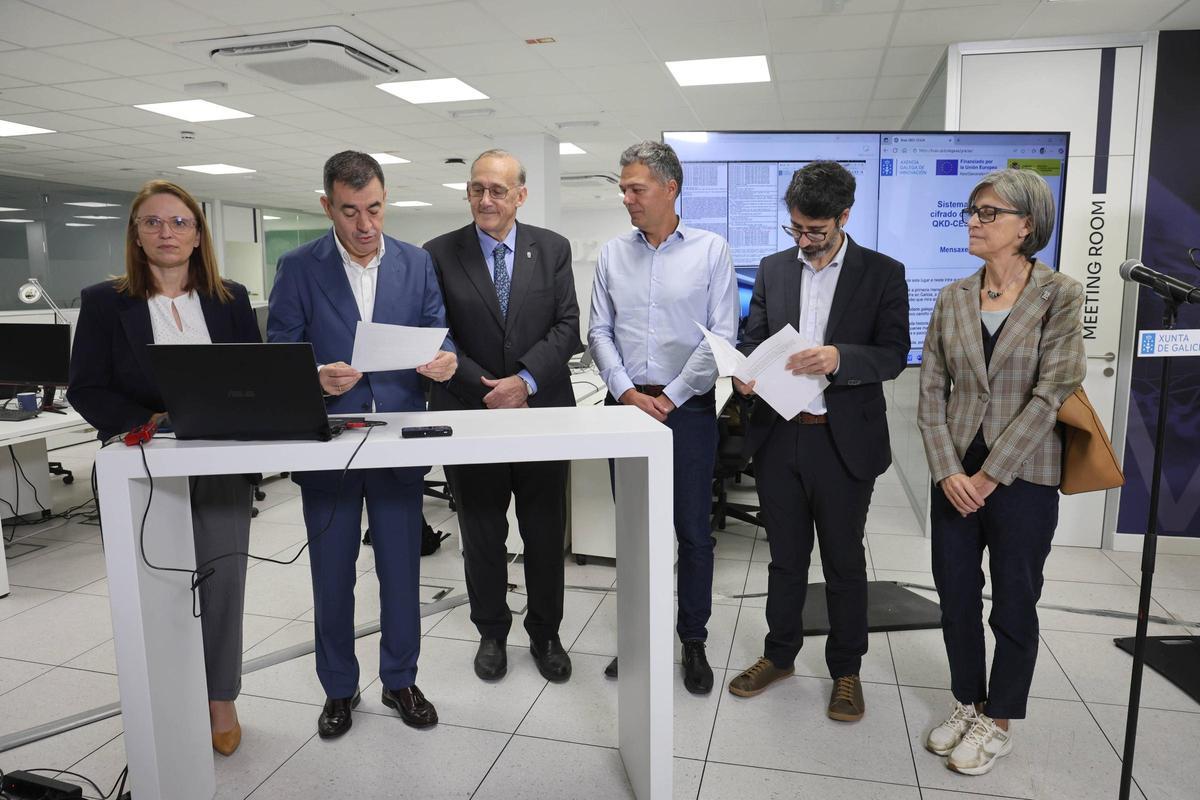 El conselleiro Román Rodríguez leyó el mensaje enviado desde Vigo a Santiago que pasará a formar parte del Archivo de Galicia, en la Cidade da Cultura.