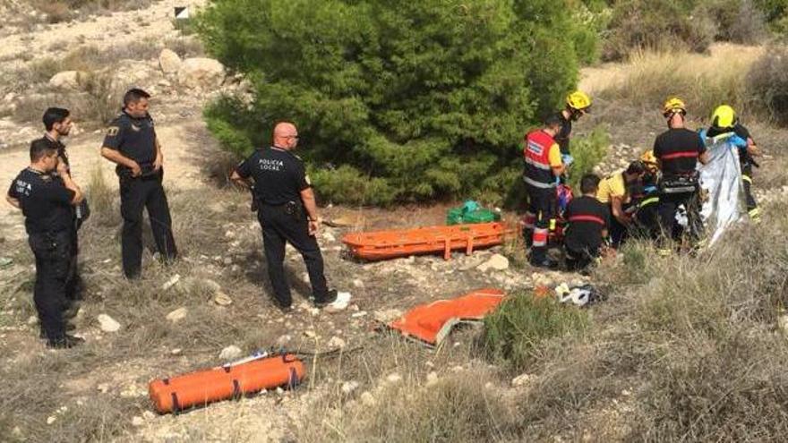 Un instante del rescate llevado a cabo por los bomberos, en colaboración con la Policía Local de Elche