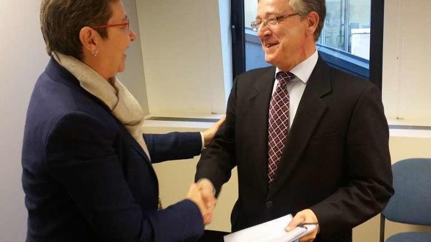 Rosa Quintana estrecha la mano a João Aguiar, ayer en Bruselas.