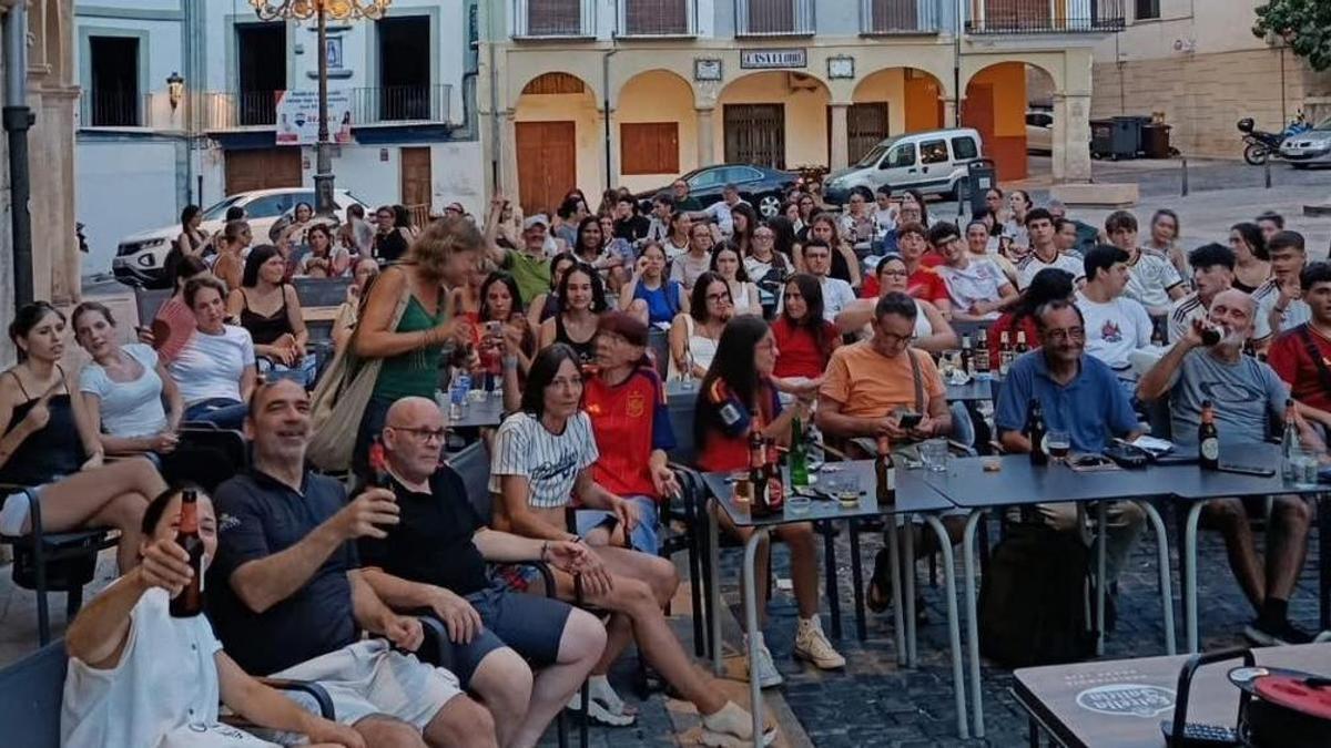 Aficionados siguen el España-Francia en una terraza de la plaza del Mercat.