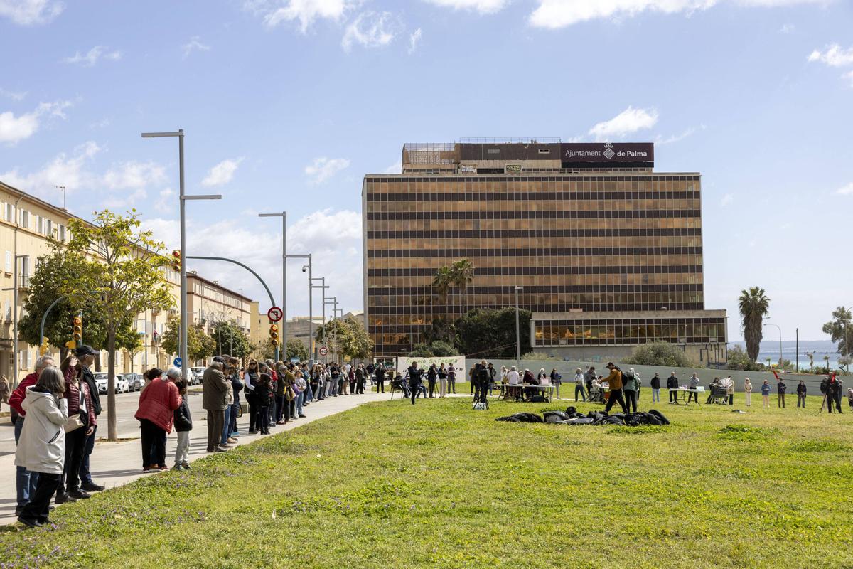 Más de 200 personas forman una cadena humana contra el macroproyecto de GESA al grito de “¡Parque sí, cemento no!” Más de 200 personas forman una cadena humana contra el macroproyecto de GESA al grito de “¡Parque sí, cemento no!”