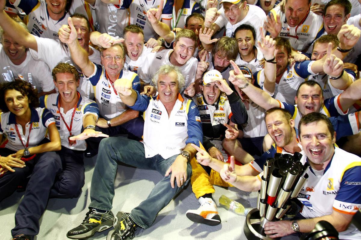 2008 Singapore GP - Sunday RaceMarina Bay Circuit, Singapore, Singapore.28th September 2008.Fernando Alonso, Renault R28 celebrates victory in with Flavio Briatore and his team.Photo: Charles Coates/LAT Photographicref: Digital Image _26Y1003. flavio briatore - fernando alonso. renault. gp singapur 2008. euforia conjunto 2008. circuito urbano singapur