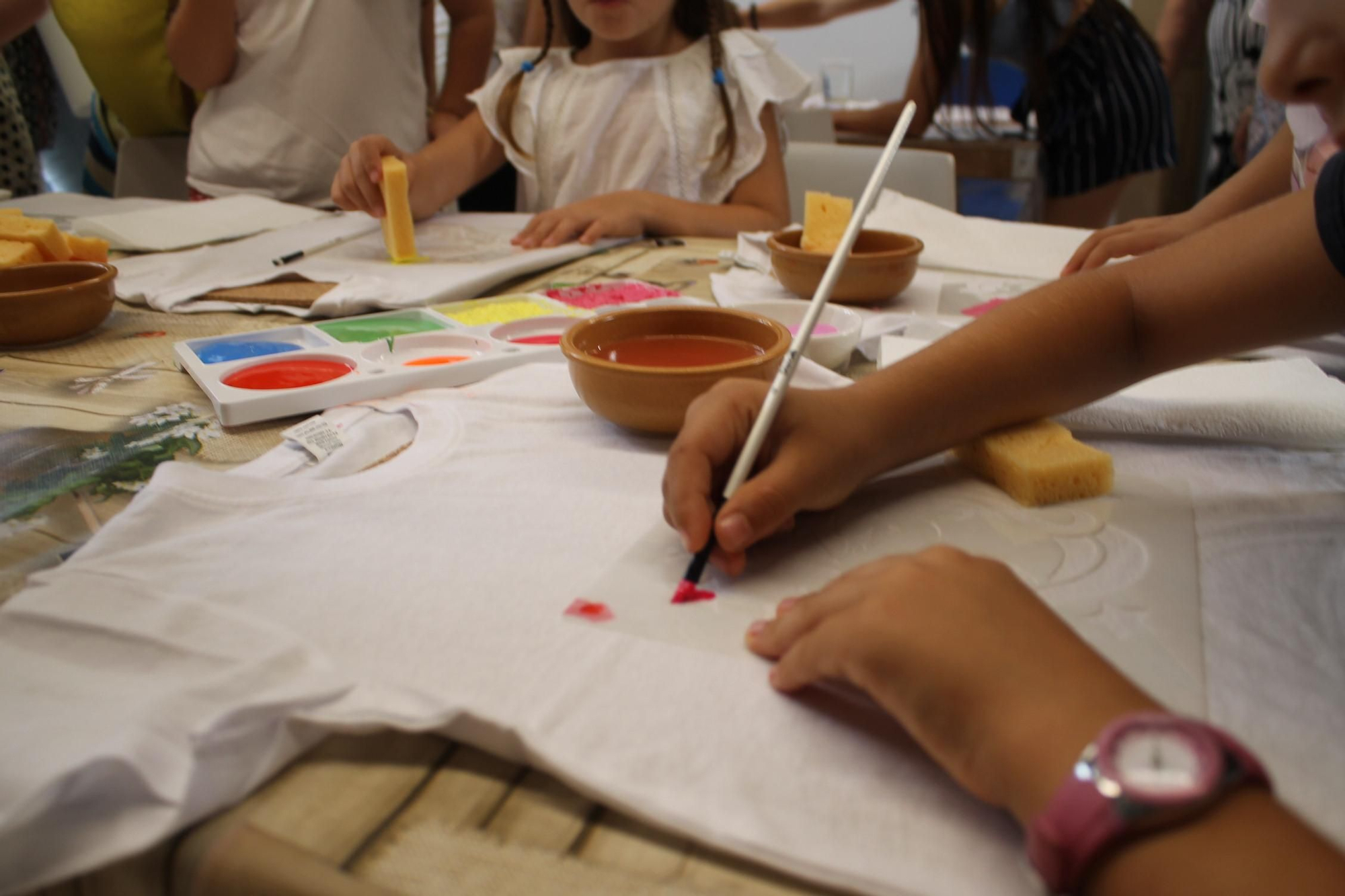 Galería de imágenes: Nietos y abuelos pintan camisetas en el taller de las fiestas de Cala de Bou