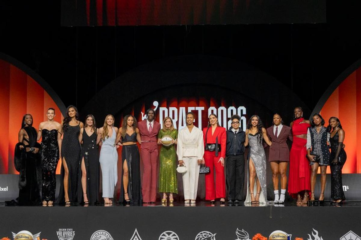 Awa Fam, la tercera por la derecha, junto al resto de jugadoras invitadas al Draft de la WNBA.