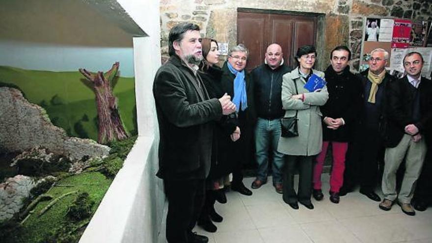 Asistentes, ayer, a la presentación de la ruta de belenes en la parroquia de San Jorge de la Peral.