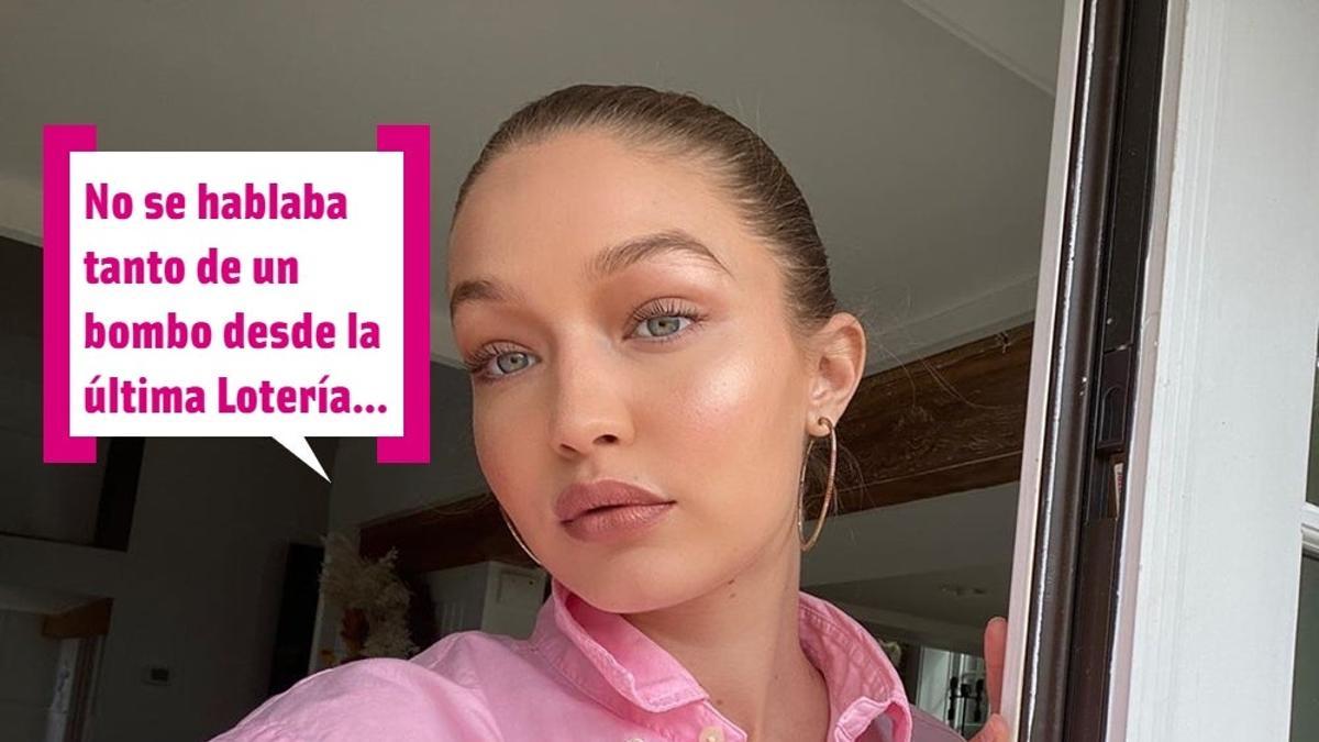 Gigi Hadid con camisa rosa