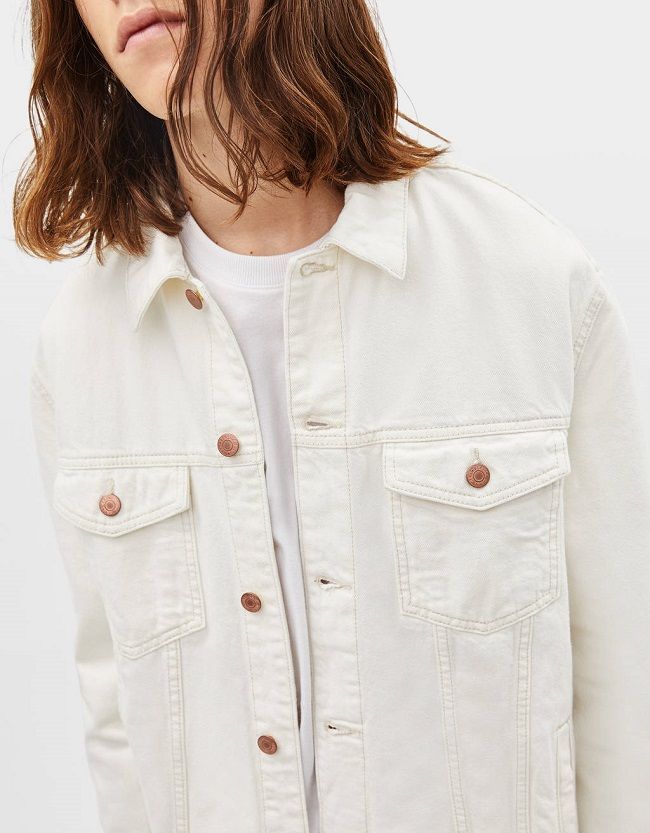 Ocultación Recitar gráfico Esta cazadora de Bershka me ha hecho reafirmar que la chaqueta vaquera  blanca es la prenda UNISEX del momento - Woman