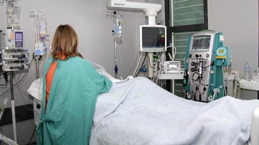 Baleares cierra 143 camas hospitalarias públicas este verano por falta de médicos y enfermeras, un 5,5% del total