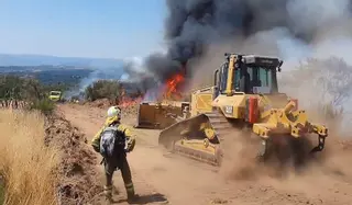 El fuego arrasa 500 hectáreas en Vilardevós, tras una noche de humo y miedo