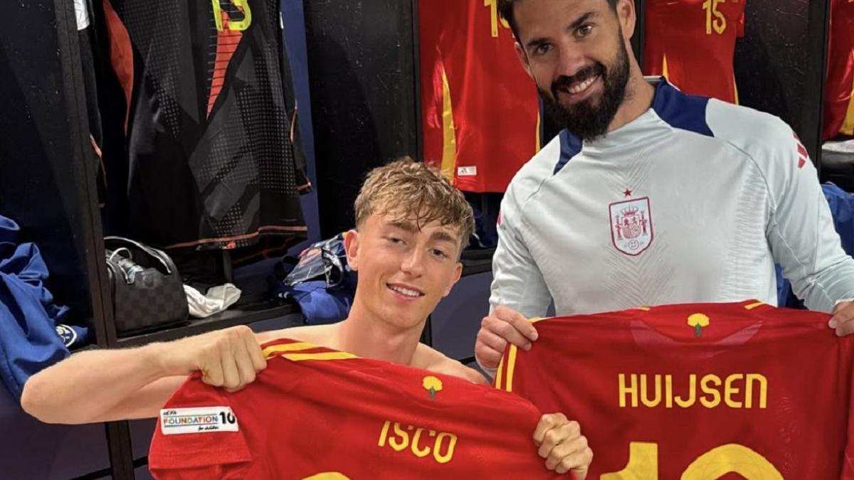 Dean Huijsen e Isco se cambian la camiseta en la selección.