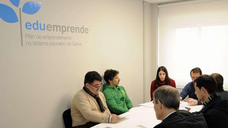 Los responsables del vivero presentaron el proyecto a Lara Rodríguez y José M. Fernández. // Bernabé/J.L.